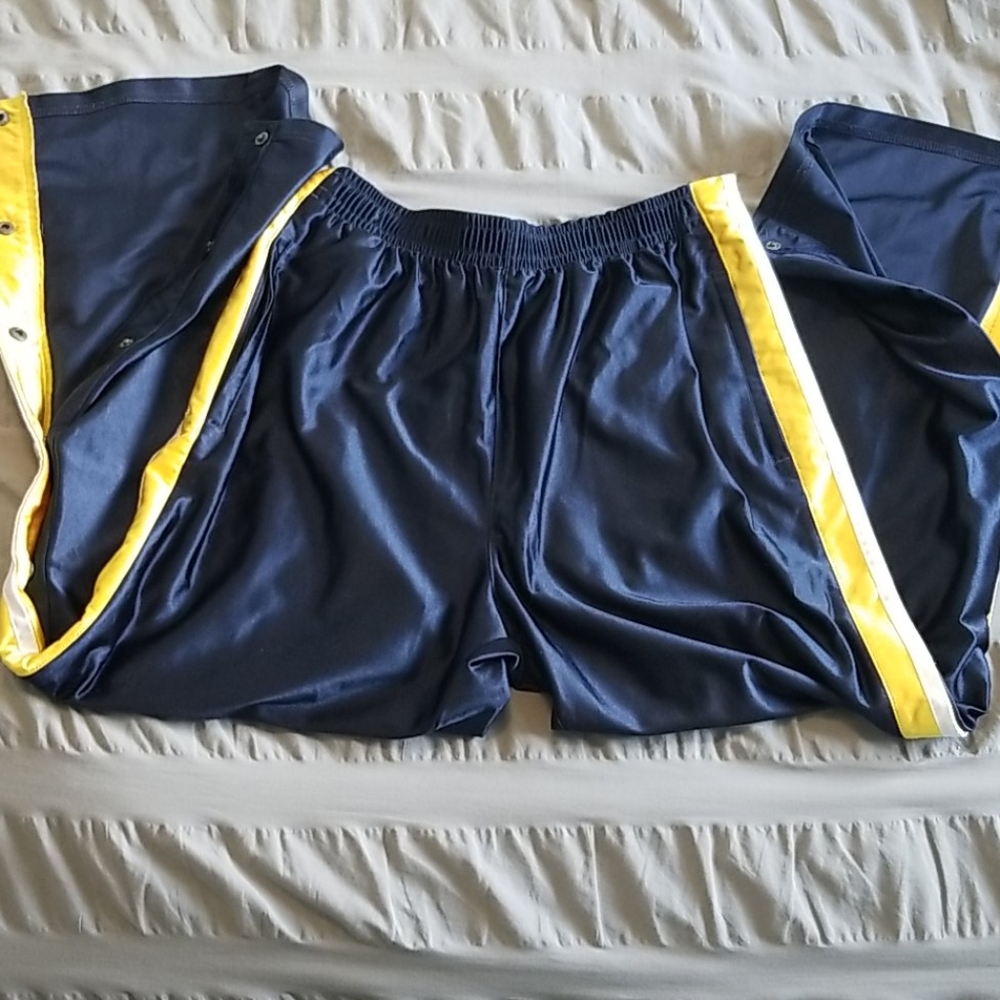 Breakaway pants with zippered pockets